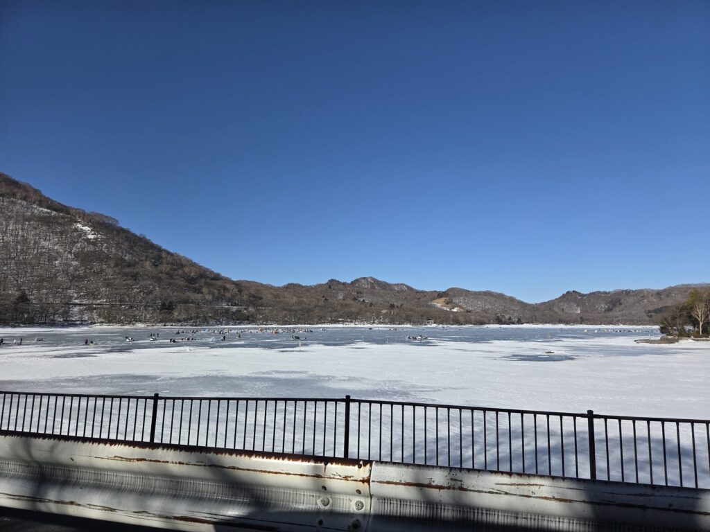 ワカサギ釣りをする人々