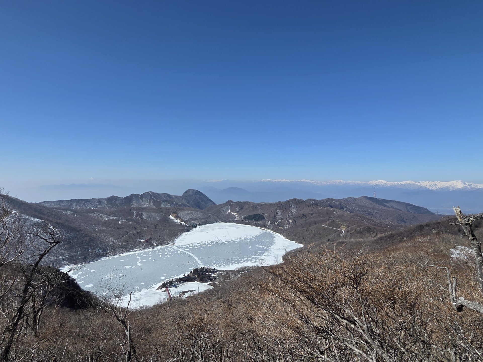 全面氷結した大沼