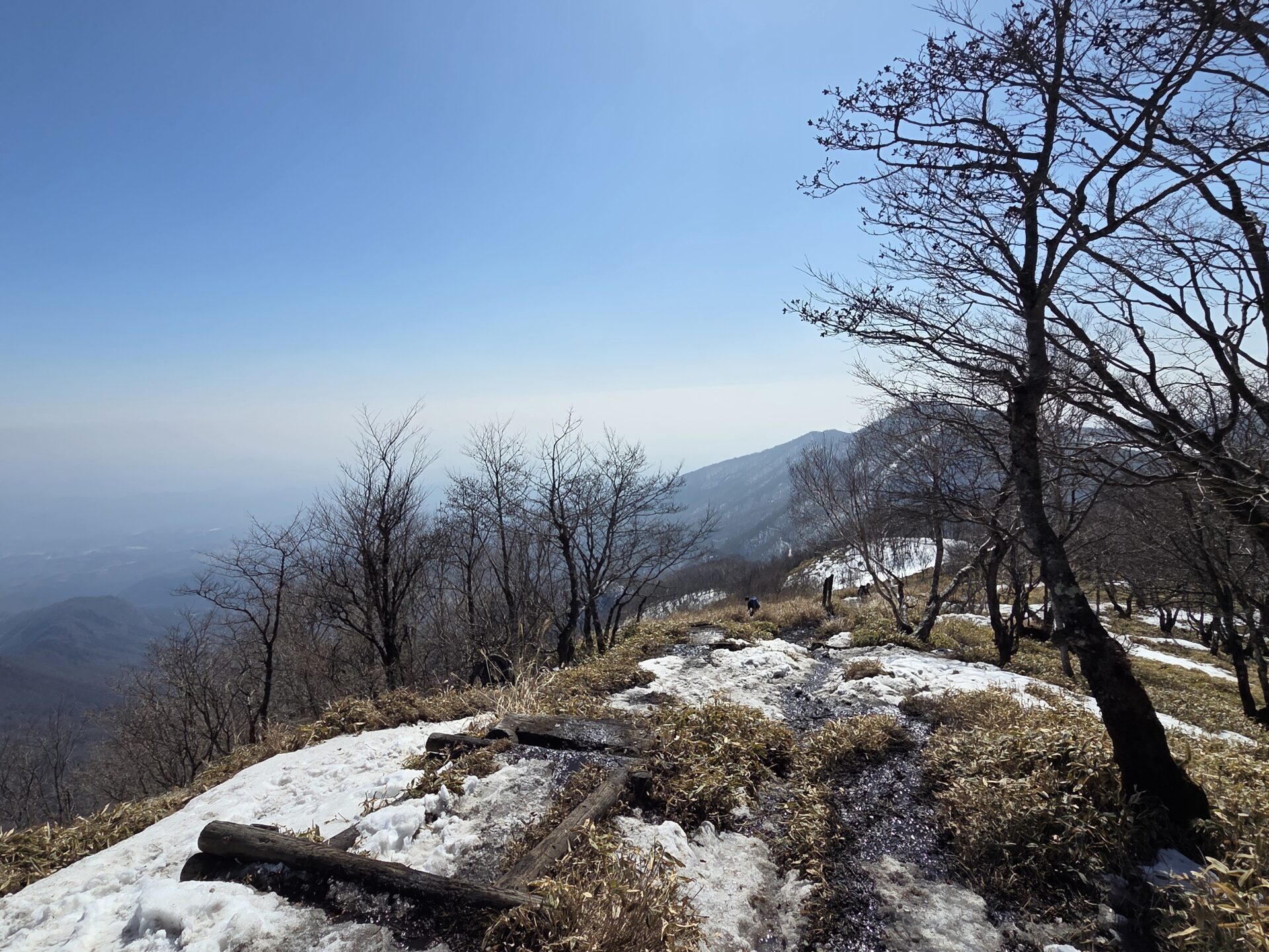 駒ヶ岳からの下山 登山道の雪の状態