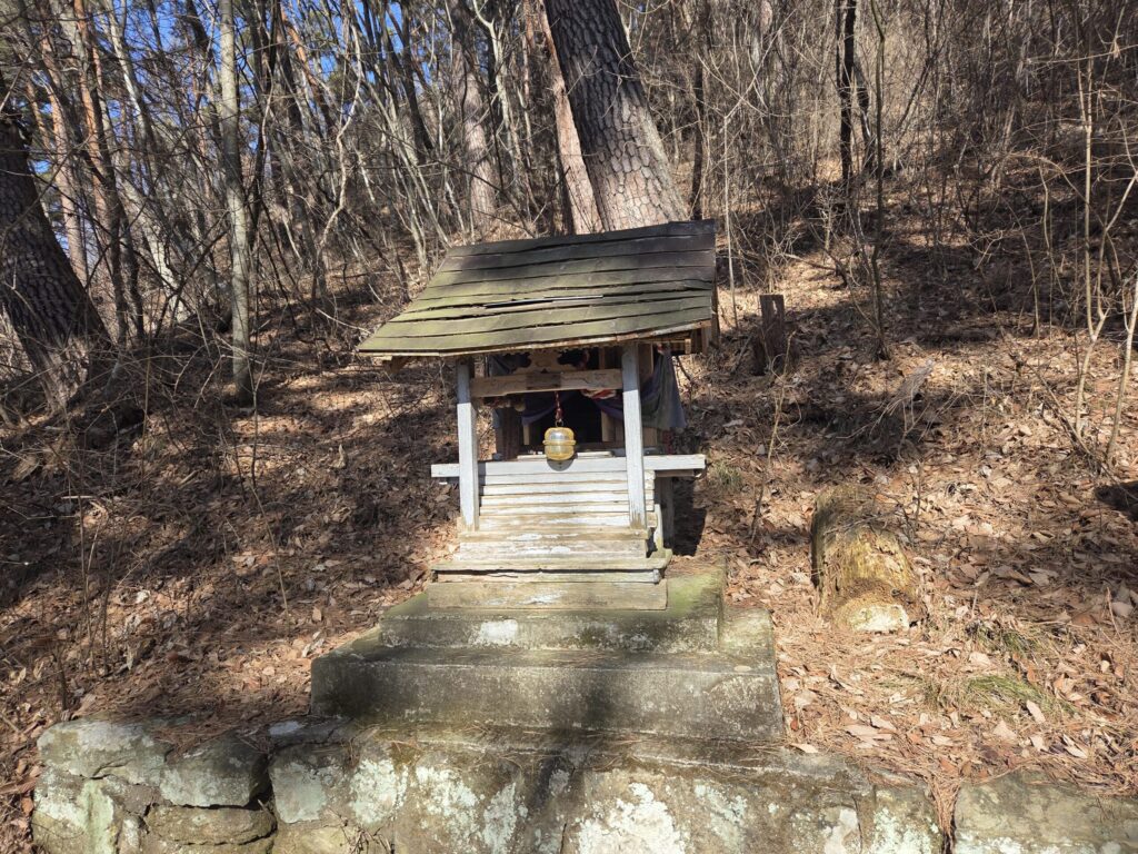 太郎山登山道の可愛らしい社。お参りをします。