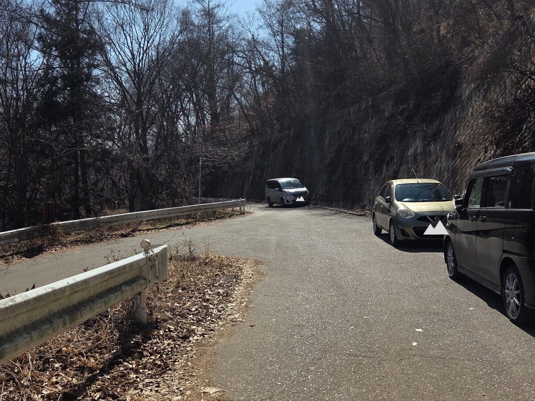 太郎山登山口前に駐車する様子。駐車スペースはあまり広くない。