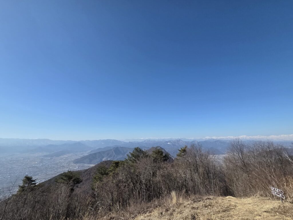 太郎山山頂の景色。正面には北アルプス、左側には上田市街を見渡せる。