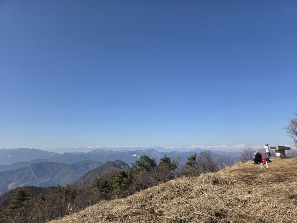 太郎山山頂の景色。北アルプスを望む。