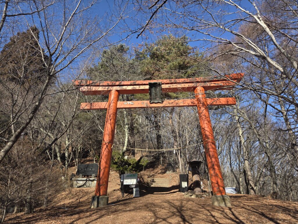 太郎山神社の赤い鳥居。思わずテンションが上がります。