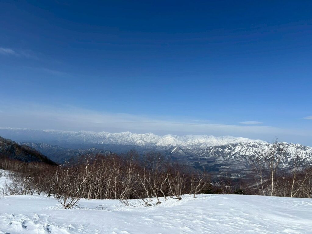 4月残雪期登山におすすめする、飯縄山から見た北アルプス