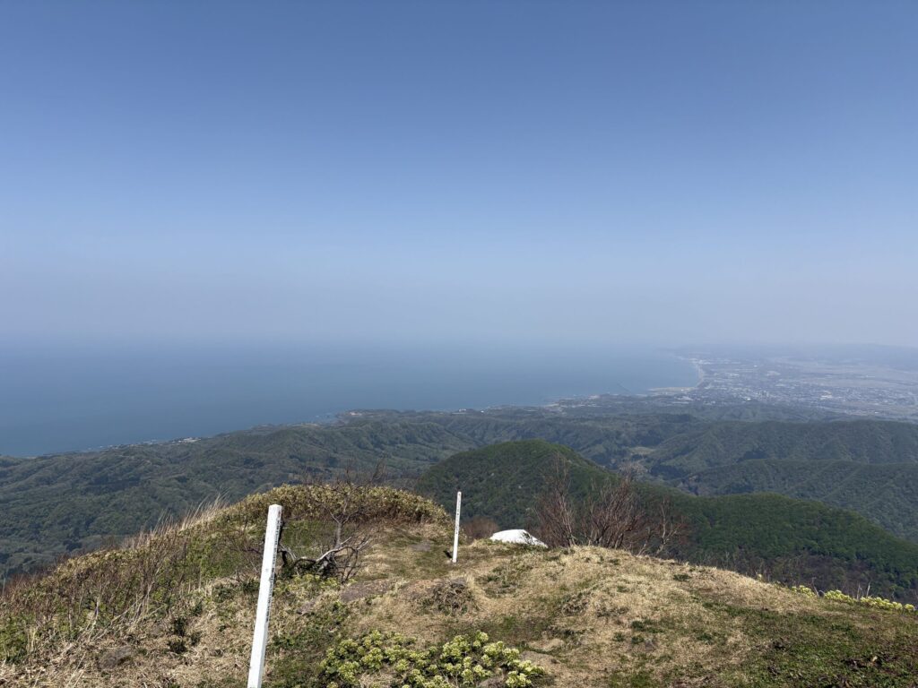 4月残雪期登山におすすめする、米山山頂から見た日本海